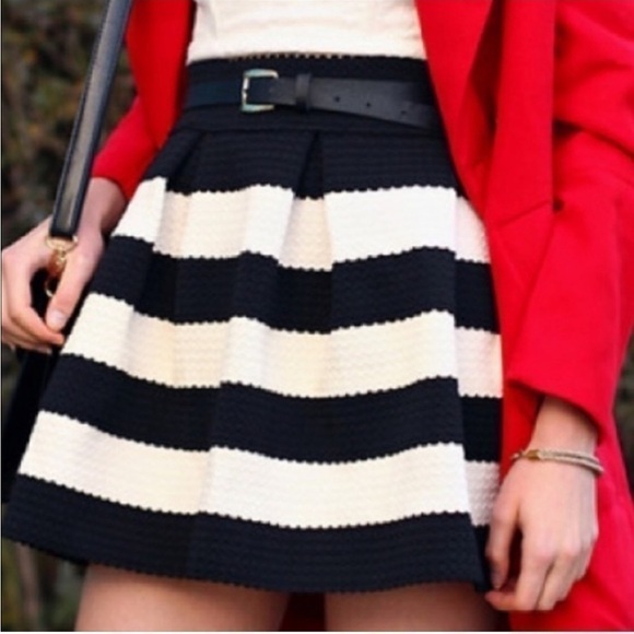 EXPRESS black and white striped pleated skirt - Picture 2 of 4